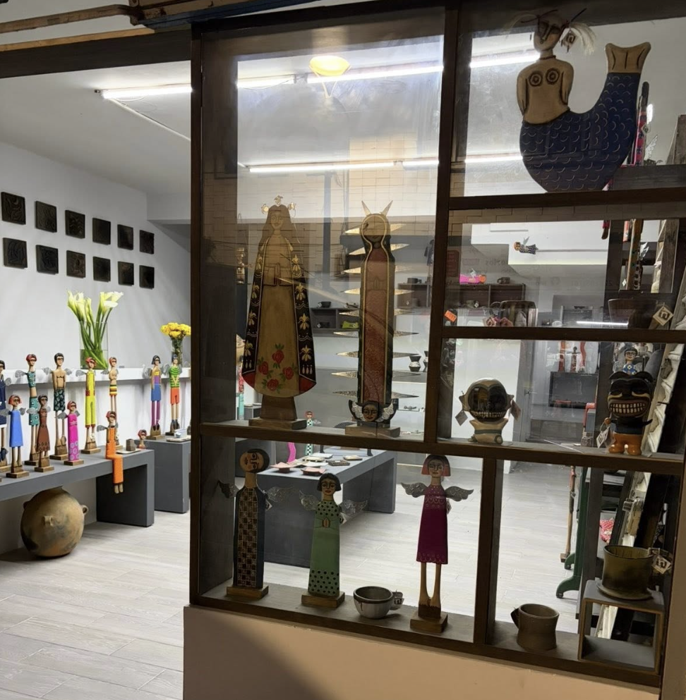 Interior de Rincón de Imágenes con piezas escultóricas